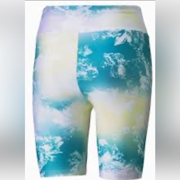 Puma Women’s Printed Pastel coloured Tight short in Size Large - Picture 3 of 5